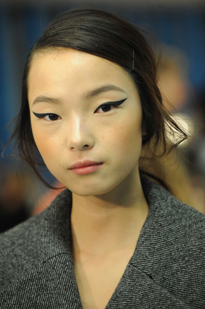 0125-saunders-eyeliner-spring2012_bd