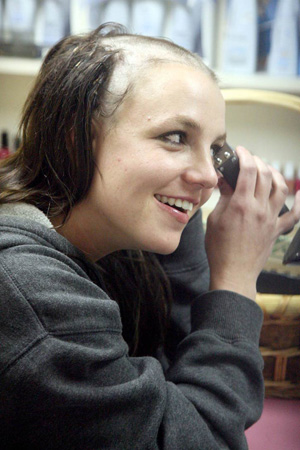 britney-spears-shaves-her-head-03