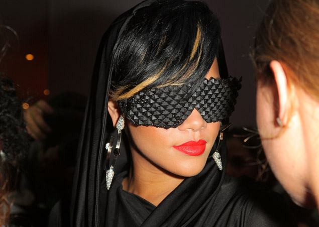 rhianna_studded_glasses_fashion_night_out