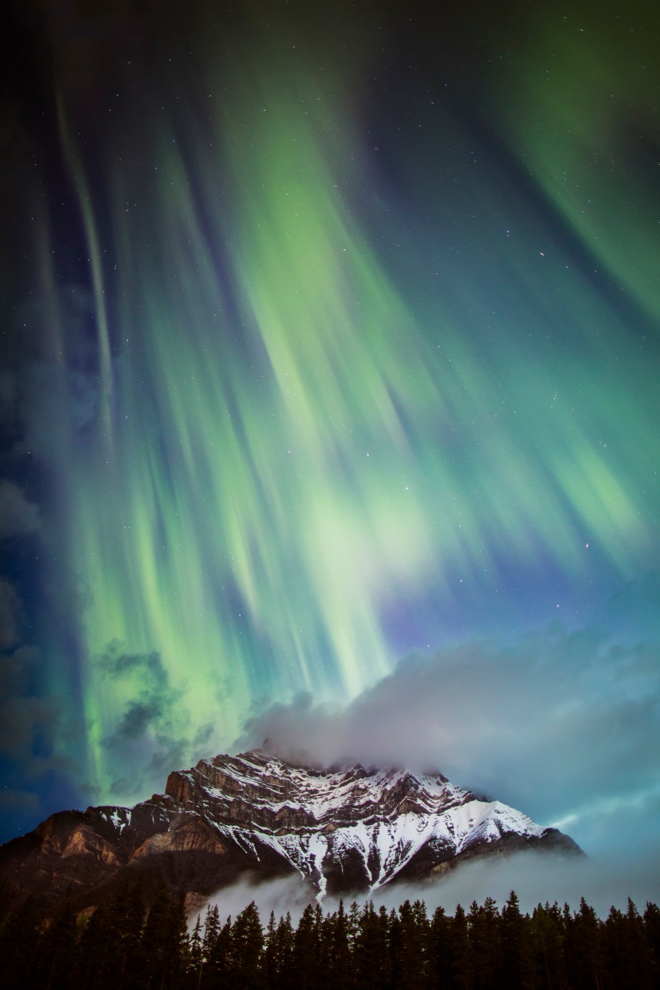 Northern_Lights_Cascade_Banff_Paul_Zizka_Vertical-960x1440.jpg