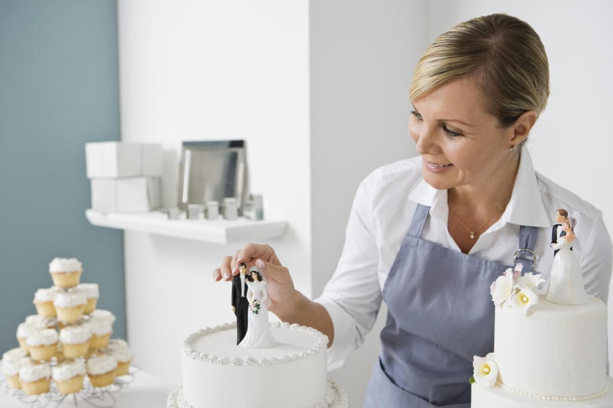 wedding cake baker