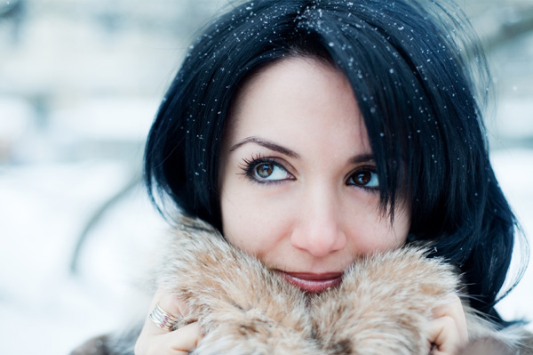 woman-with-winter-skin-in-snow