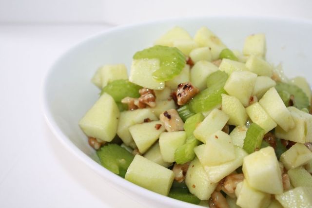 http://www.arizonafoothillsmagazine.com/taste/wp-content/uploads/green-apple-and-walnut-salad.jpg