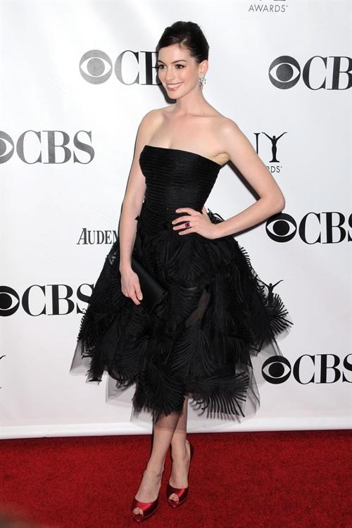 annehathawaytonydress Anne Hathaway