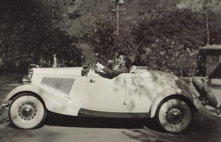 Joan Crawford in her ’38 Lincoln Model K