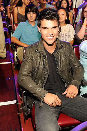 Actor Taylor Lautner attends the 2011 Teen Choice Awards.