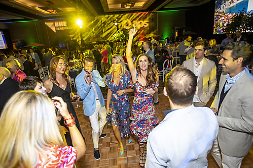 z_GUESTS_DANCING