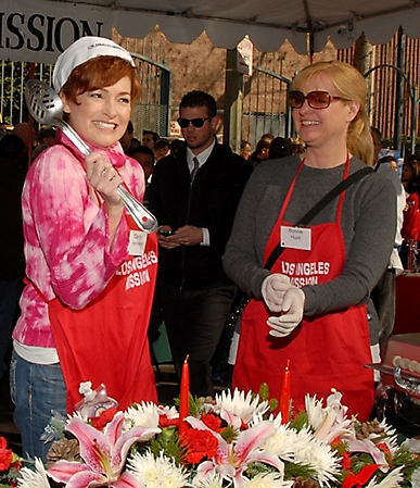 bonnie-hunt-and-carolyn-hennesy-volunteering-christmas-2009