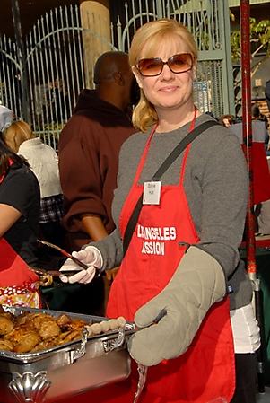 bonnie-hunt-volunteering-christmas-2009