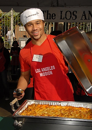 corbin-bleu-volunteering-christmas-2009