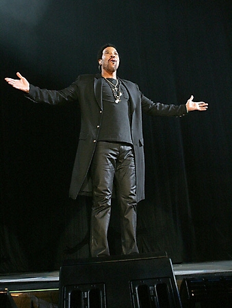 celebrities_performing_16