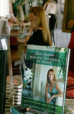 jane-seymour-book-signing-phoenix-2009-23