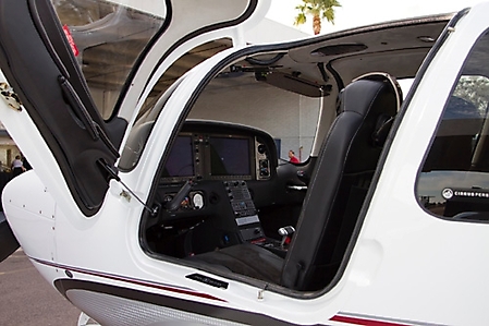 cirrus-aircraft-vision-first-flight-scottsdale-2010_58