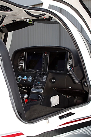 cirrus-aircraft-vision-first-flight-scottsdale-2010_60