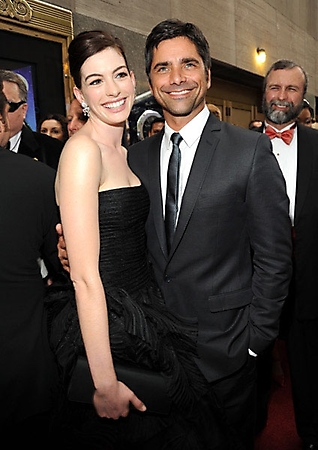 anne_hathaway_john_stamos