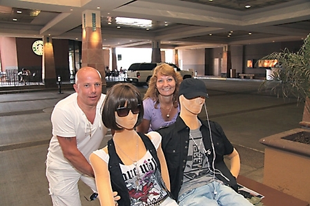 libby-and-kevin-scottsdale-fashion-square-june-2009-16