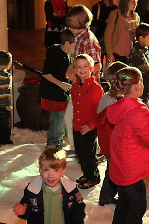 motelucia-tree-lighting-scottsdale-2009_36