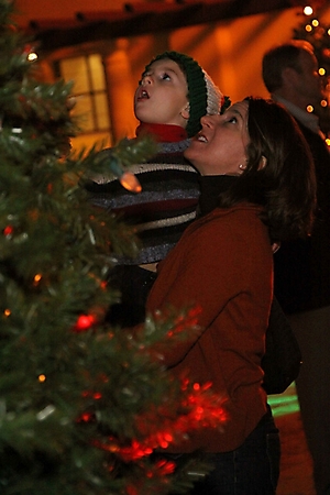 motelucia-tree-lighting-scottsdale-2009_73