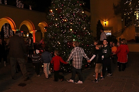 motelucia-tree-lighting-scottsdale-2009_79