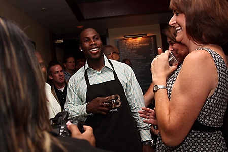 celebrity-waiter-night-mortons-scottsdale-2009_038