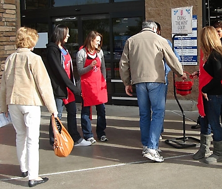 nfl-wives-help-salvation-army-sams-club-chandler-2009_03