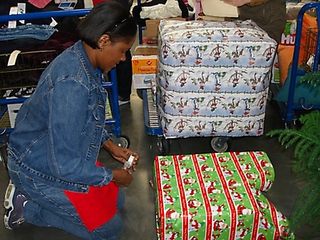 nfl-wives-help-salvation-army-sams-club-chandler-2009_10