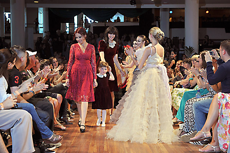 Pearl Lowe with daughters Betty Lowe and Daisy Lowe