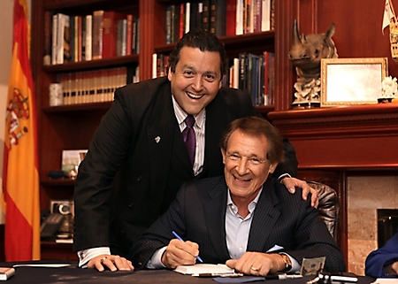 peter-thomas-book-signing-molina-phoenix-2009_18