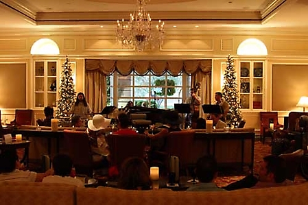 ritz-carlton-christmas-in-july-phoenix-2009_08