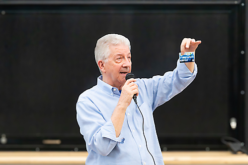 Homeless_ID_Project_-_Rick_Showing_Our_Sleep_Out_Card_1785955390_6a73843ee2d24