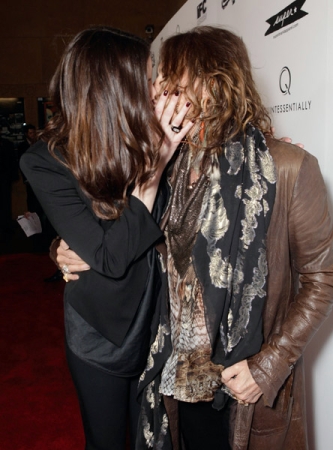 liv_and_steve_tyler_kiss