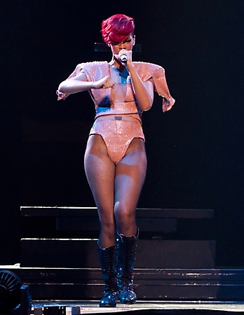 Rihanna in concert 2