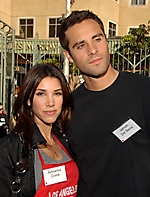 adrianna-costa-and-jarett-del-bene-volunteering-christmas-2009