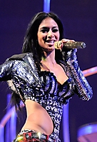 celebrities_performing_24