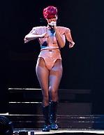Rihanna in concert 2