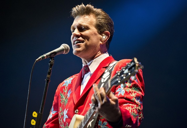 chris-isaak-performing-live-01