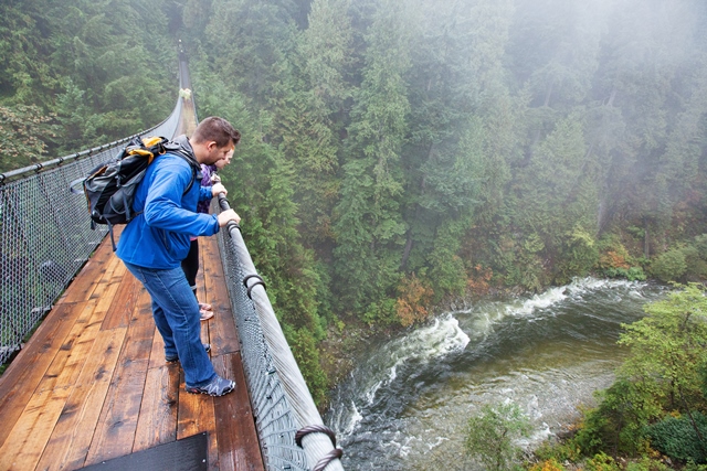 Rainy_day_at__Capilano_Suspension_Bridge_Parkweb.jpg