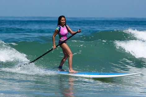 surf-diva-student-riding-wave