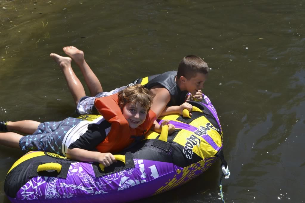 kids waterskiing