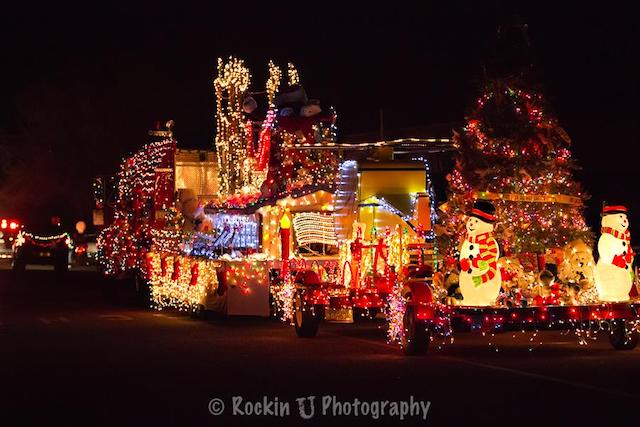 christmas-parade-Rockin-U-Photography1_a75bab9b-5056-b3a8-49bb0020b51947e0.jpg