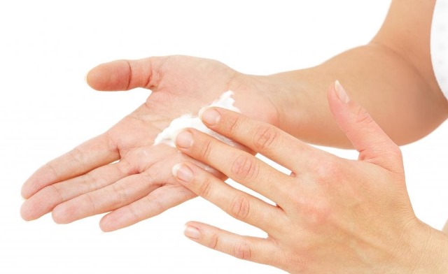 applying-lotion-to-hands