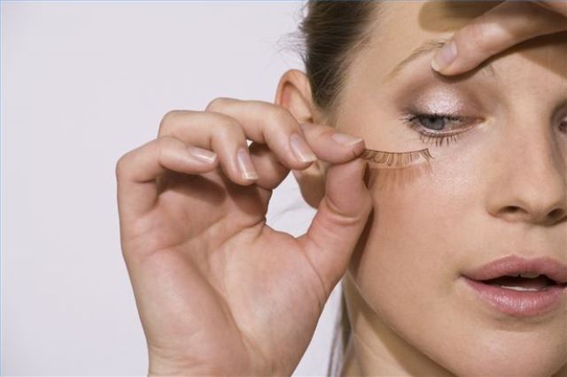 article-new ehow images a02 3h 5j apply-glue-fake-eyelashes-800x800