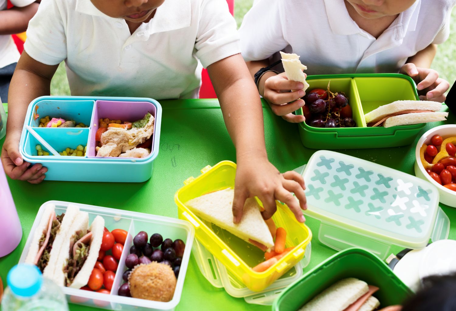 kids-eating-lunch-elementary-school.jpg