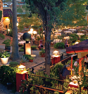 carefree-station-courtyard-dining