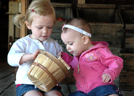 children-picking-apples