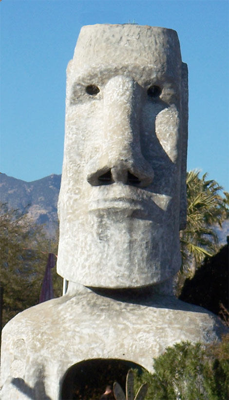 the hut's tiki head in tucson