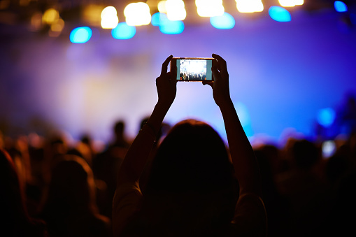 smartphone-photo-concert.jpg