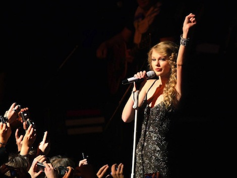 taylor swift performing live p